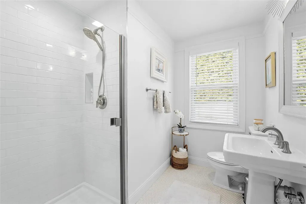 11 Huckleberry Lane E Hampton Bays NY 11946
