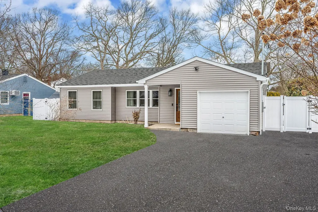 33 Loughlin Drive Shirley NY 11967