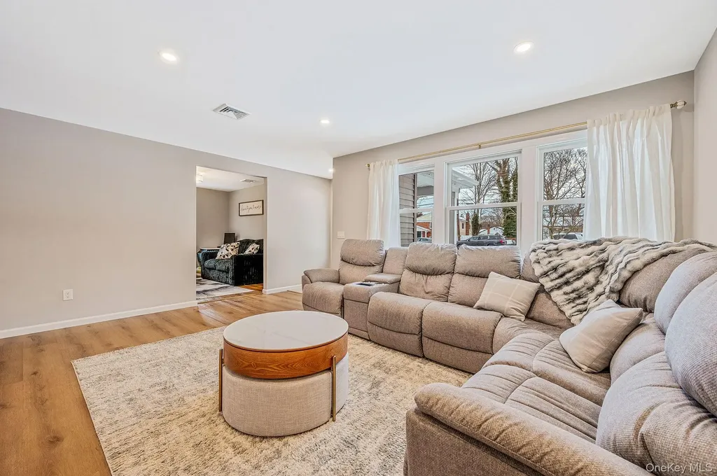 33 Loughlin Drive Shirley NY 11967