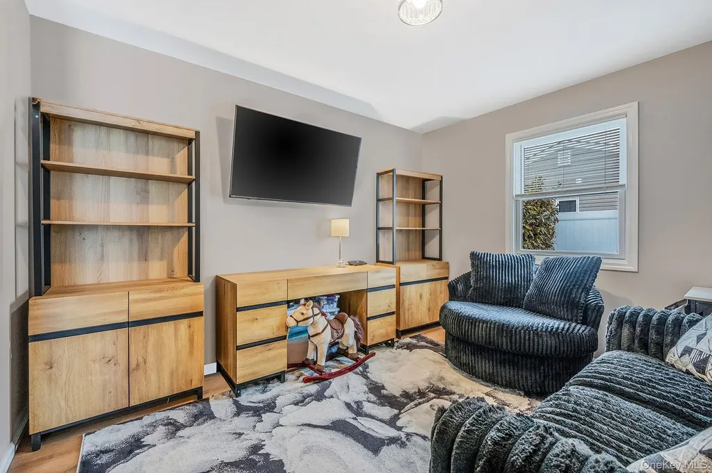 33 Loughlin Drive Shirley NY 11967
