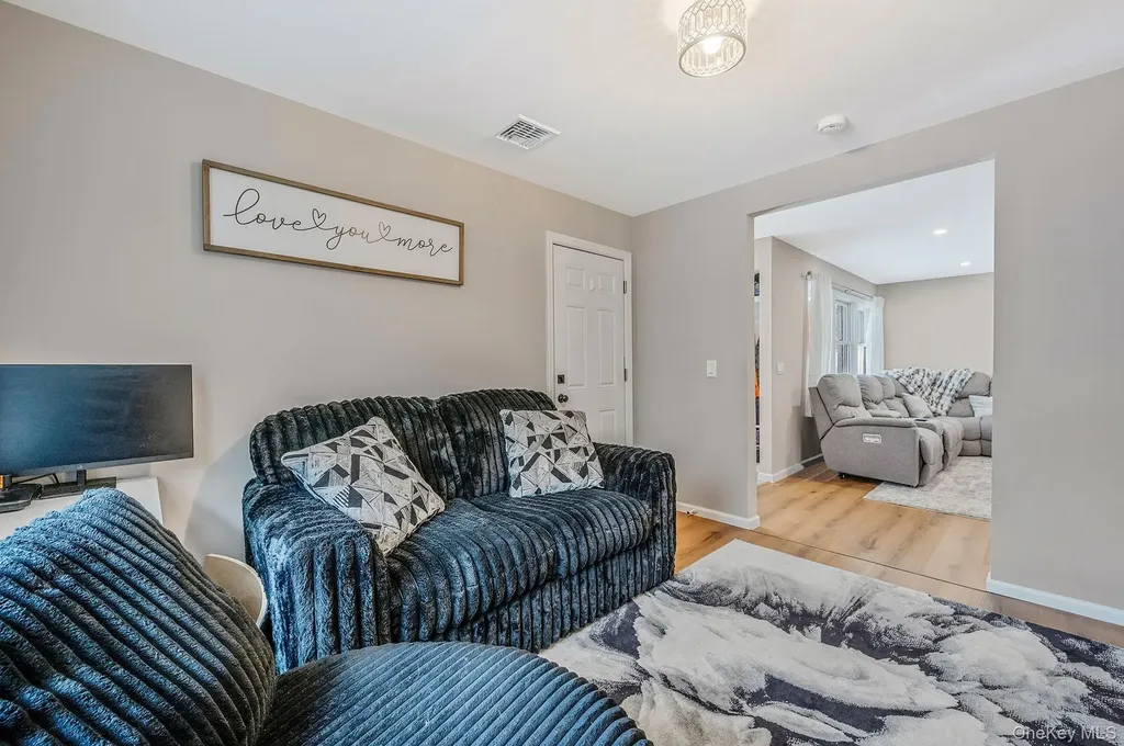 33 Loughlin Drive Shirley NY 11967