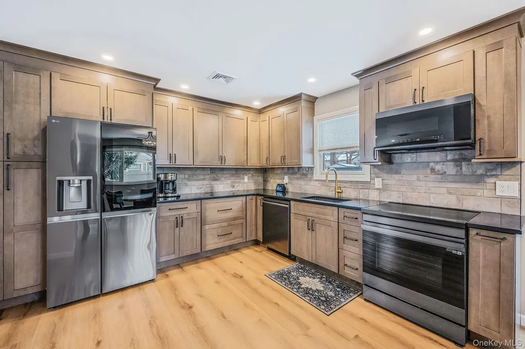 33 Loughlin Drive Shirley NY 11967