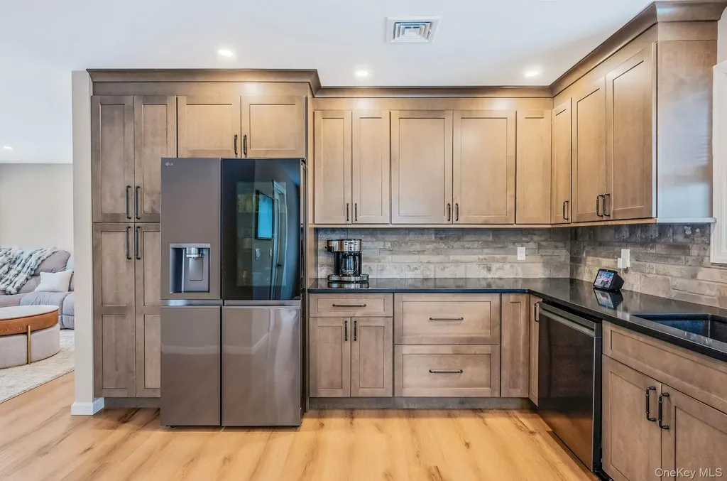 33 Loughlin Drive Shirley NY 11967