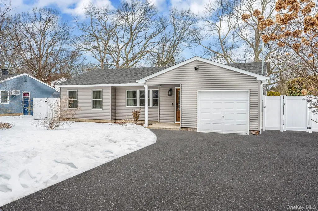 33 Loughlin Drive Shirley NY 11967