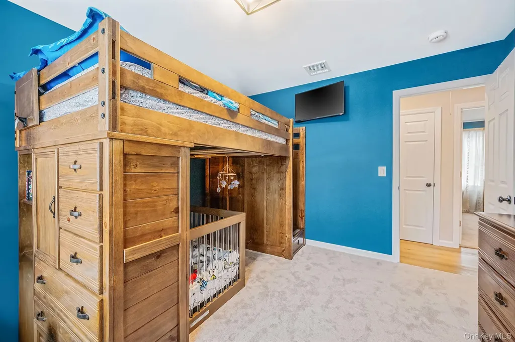 33 Loughlin Drive Shirley NY 11967