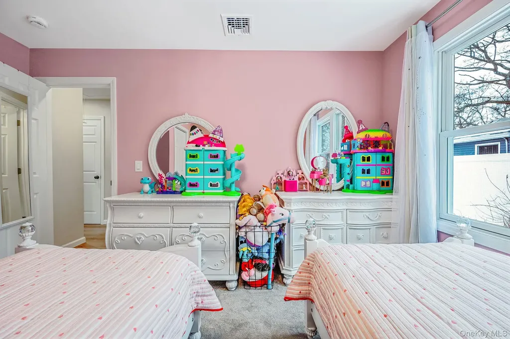 33 Loughlin Drive Shirley NY 11967