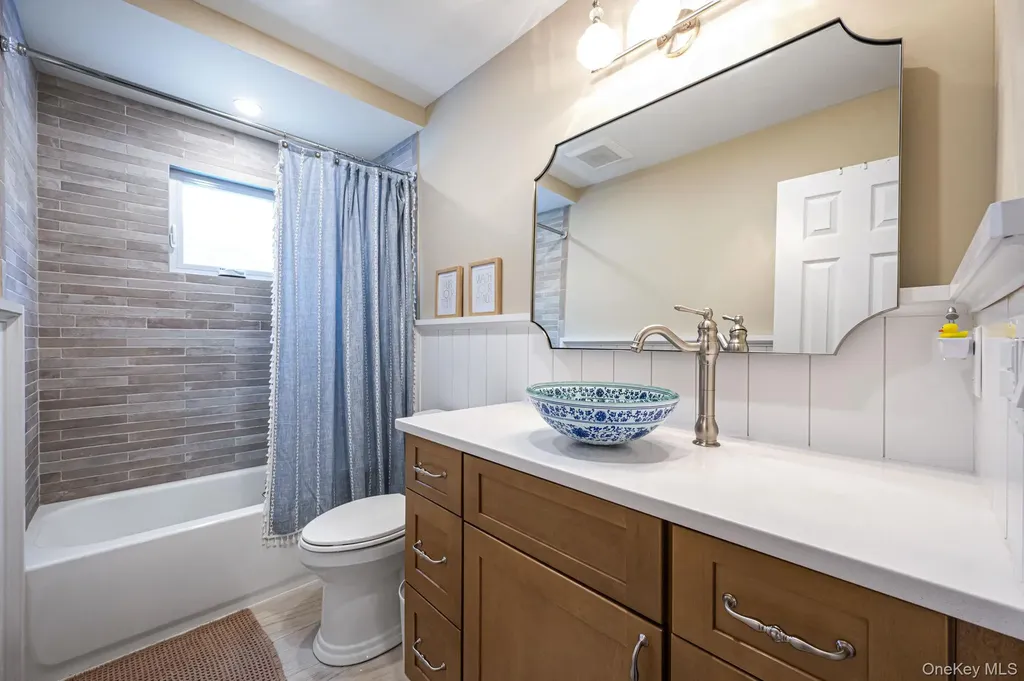 33 Loughlin Drive Shirley NY 11967