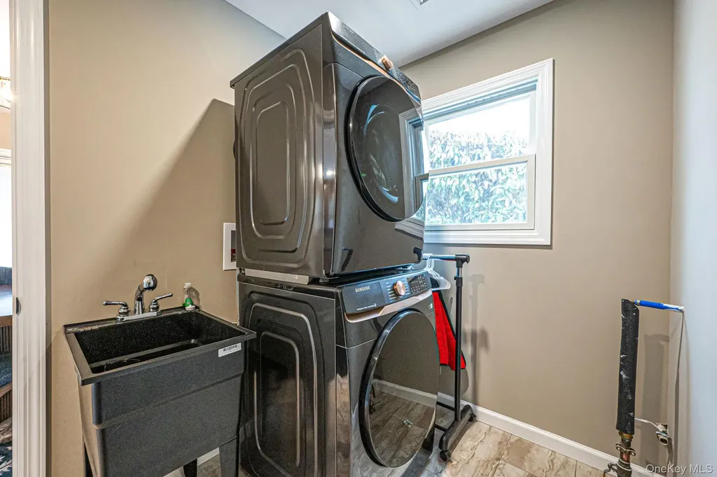 33 Loughlin Drive Shirley NY 11967