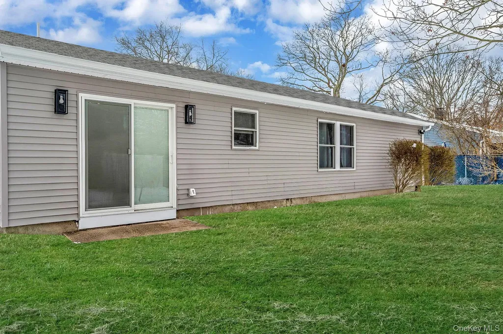 33 Loughlin Drive Shirley NY 11967