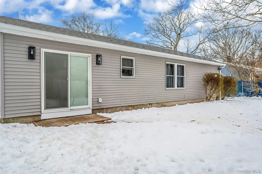 33 Loughlin Drive Shirley NY 11967