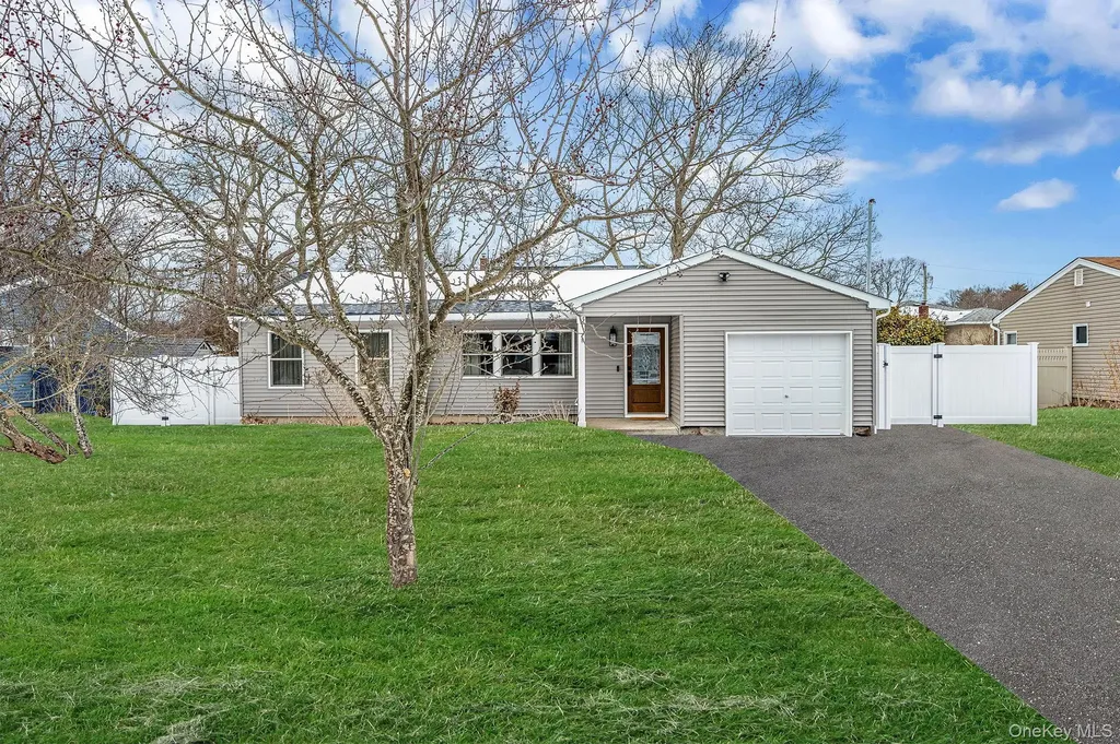 33 Loughlin Drive Shirley NY 11967