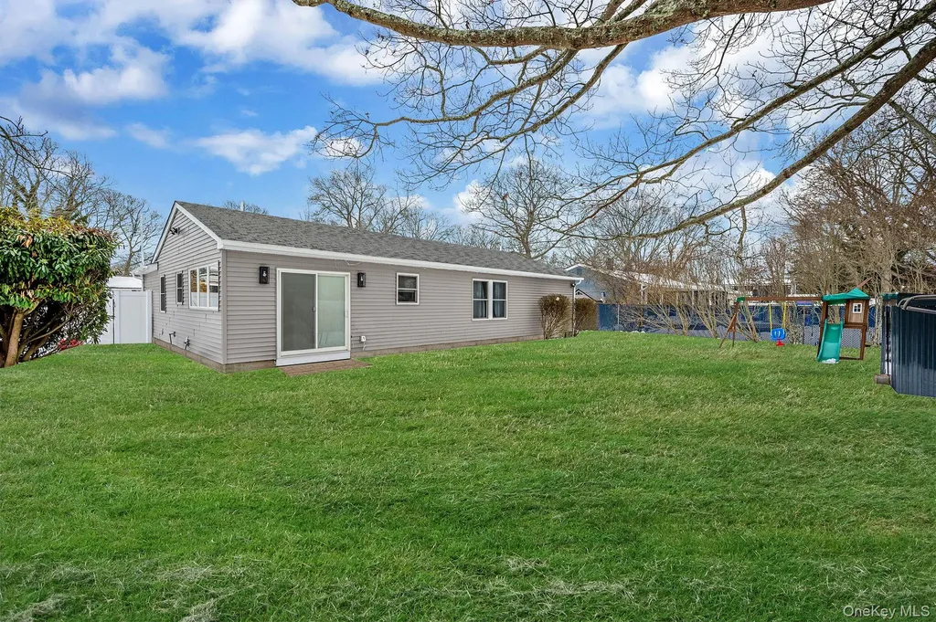 33 Loughlin Drive Shirley NY 11967