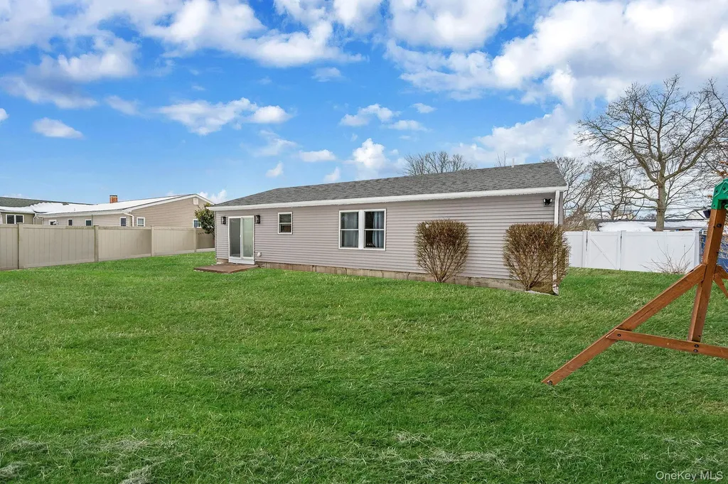 33 Loughlin Drive Shirley NY 11967