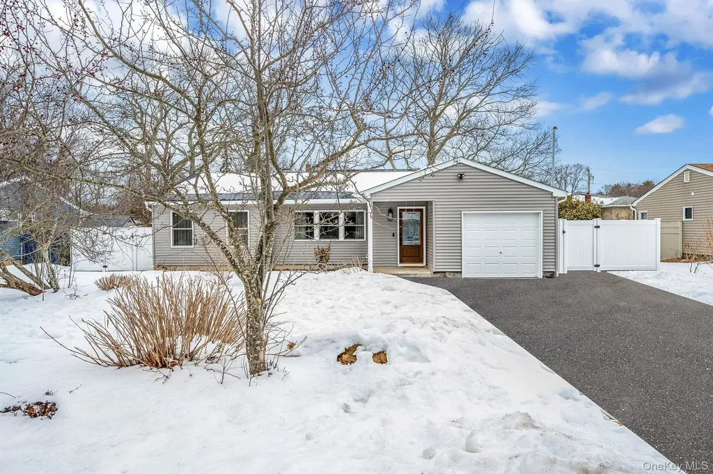 33 Loughlin Drive Shirley NY 11967