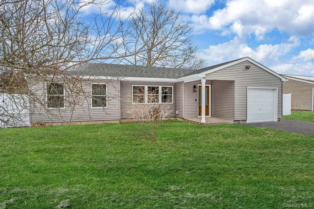 33 Loughlin Drive Shirley NY 11967