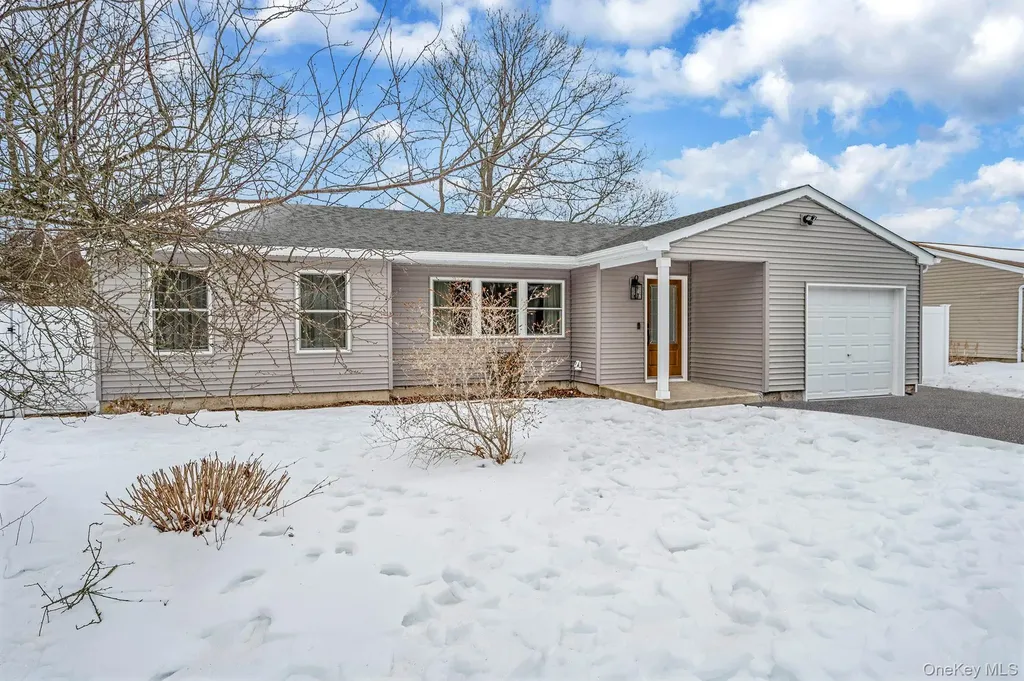 33 Loughlin Drive Shirley NY 11967