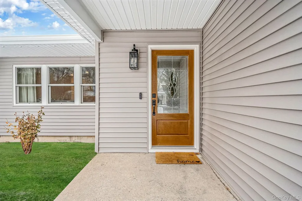 33 Loughlin Drive Shirley NY 11967