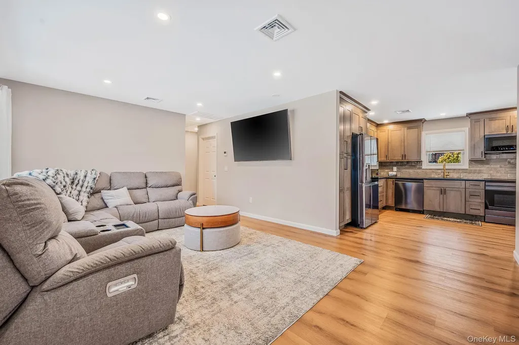 33 Loughlin Drive Shirley NY 11967