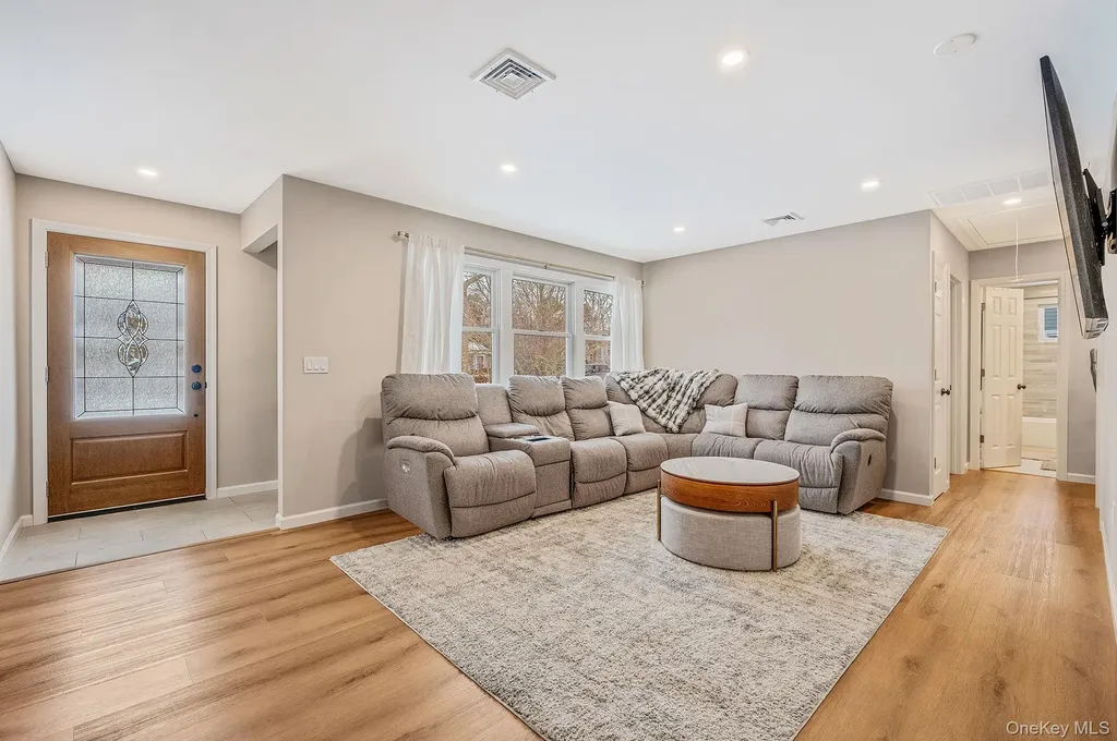 33 Loughlin Drive Shirley NY 11967