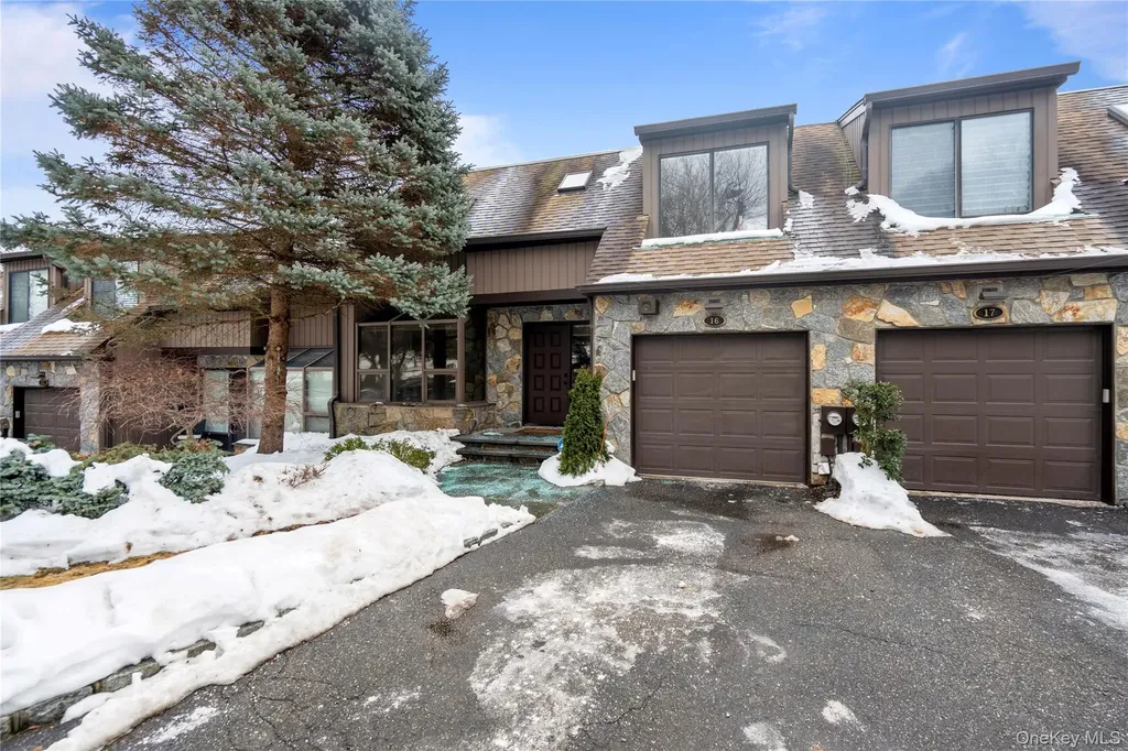 16 Pony Circle Roslyn Heights NY 11577