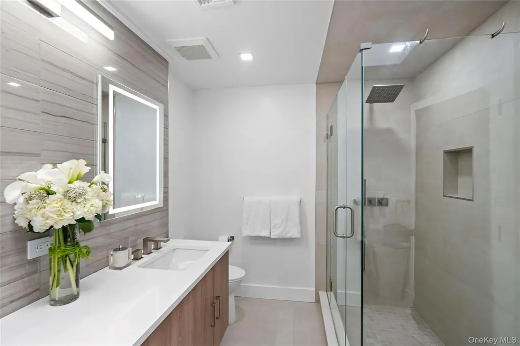 16 Pony Circle Roslyn Heights NY 11577