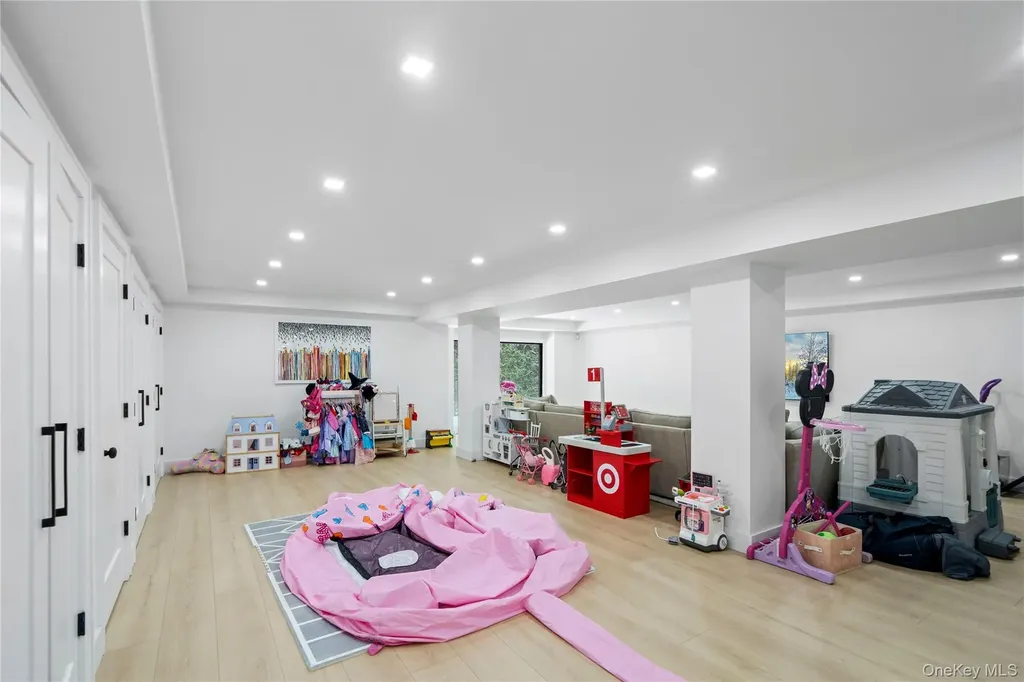 16 Pony Circle Roslyn Heights NY 11577