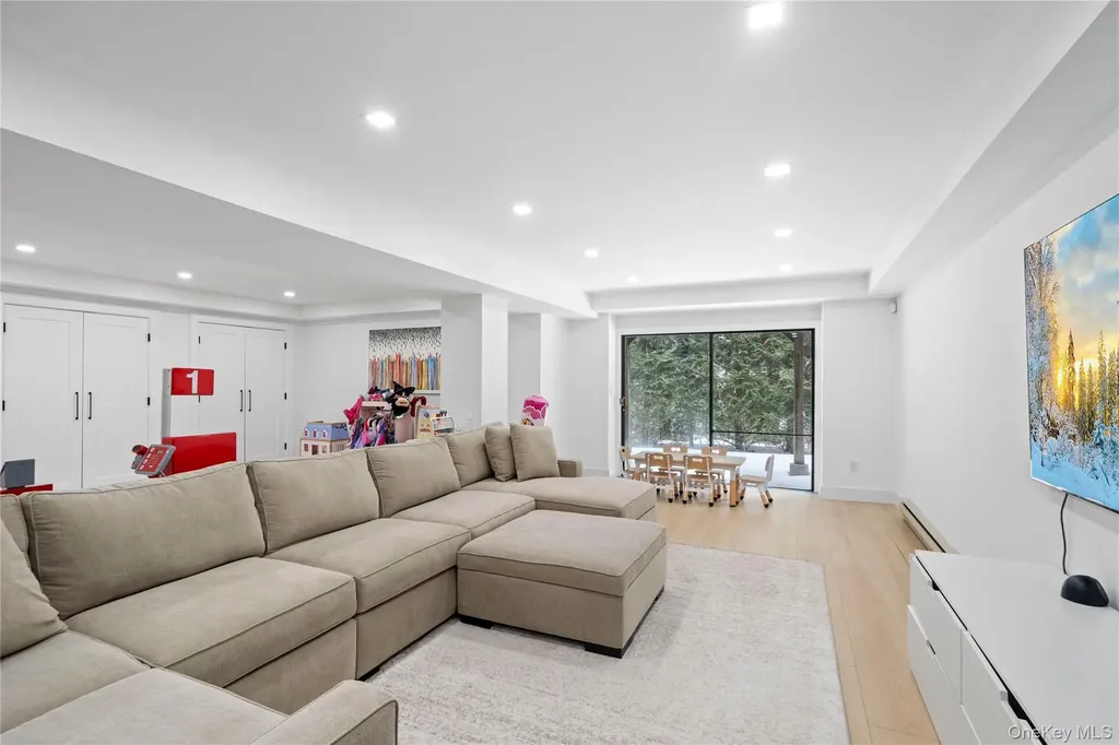 16 Pony Circle Roslyn Heights NY 11577