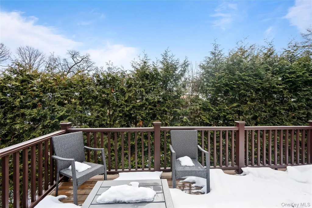 16 Pony Circle Roslyn Heights NY 11577