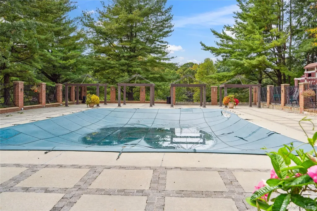 16 Pony Circle Roslyn Heights NY 11577