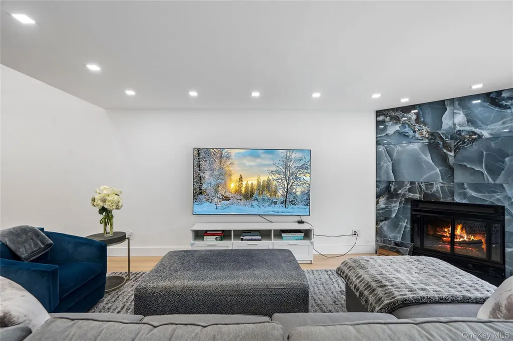 16 Pony Circle Roslyn Heights NY 11577