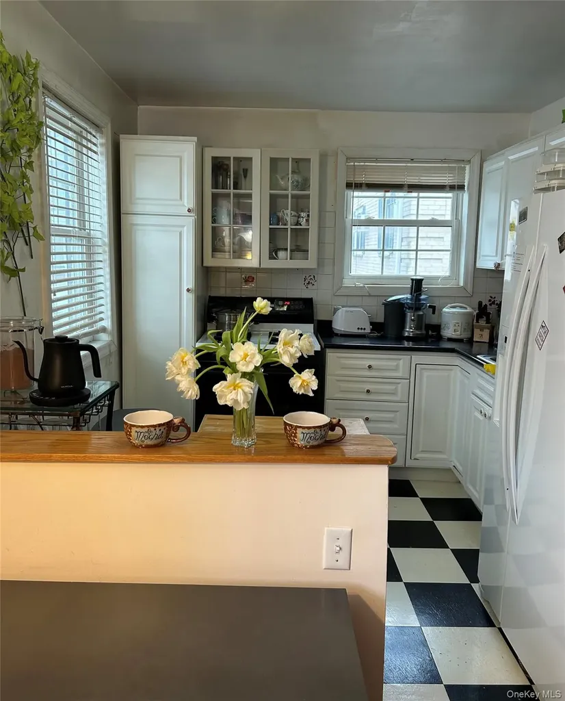 223-24 65 Avenue Bayside NY 11364