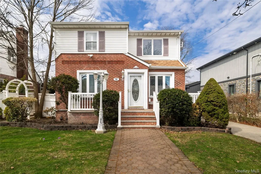 93 Kenneth Place New Hyde Park NY 11040
