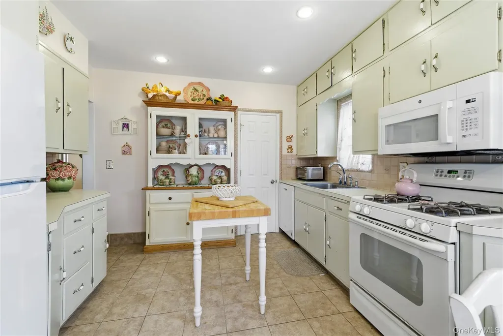 93 Kenneth Place New Hyde Park NY 11040