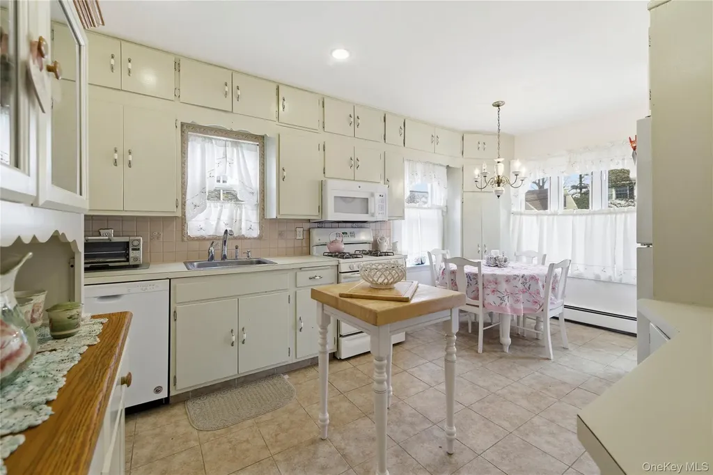 93 Kenneth Place New Hyde Park NY 11040