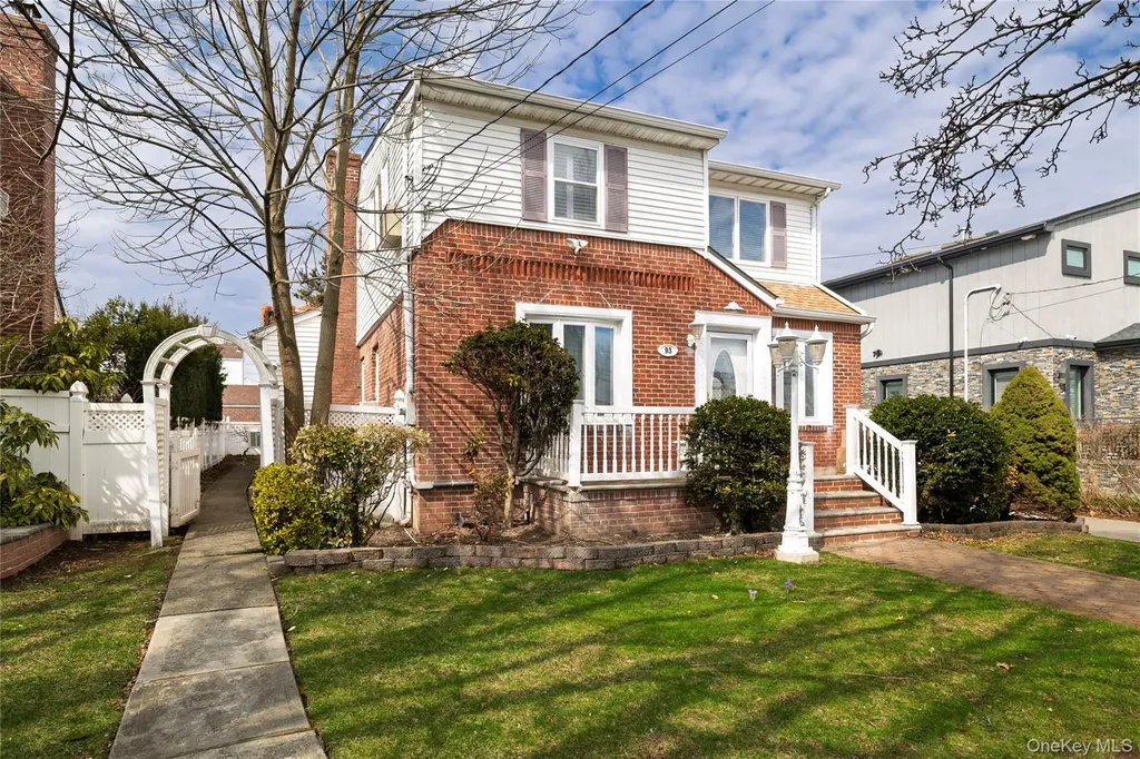 93 Kenneth Place New Hyde Park NY 11040