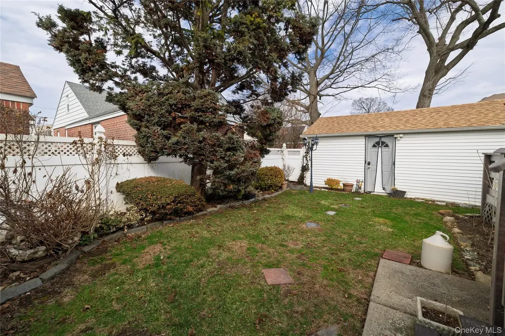 93 Kenneth Place New Hyde Park NY 11040