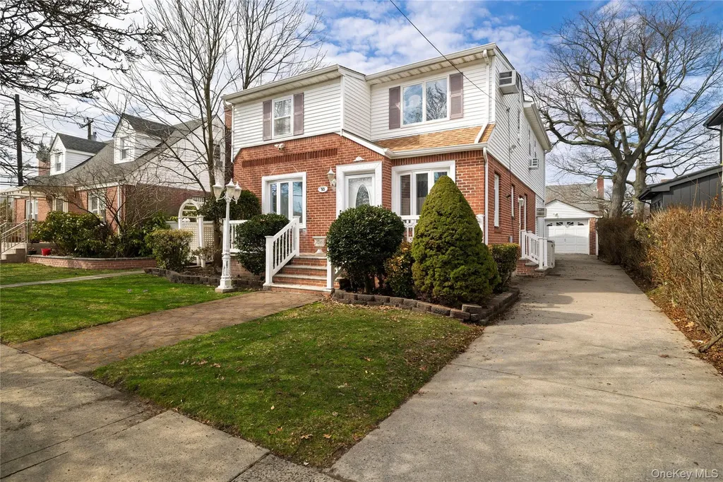 93 Kenneth Place New Hyde Park NY 11040