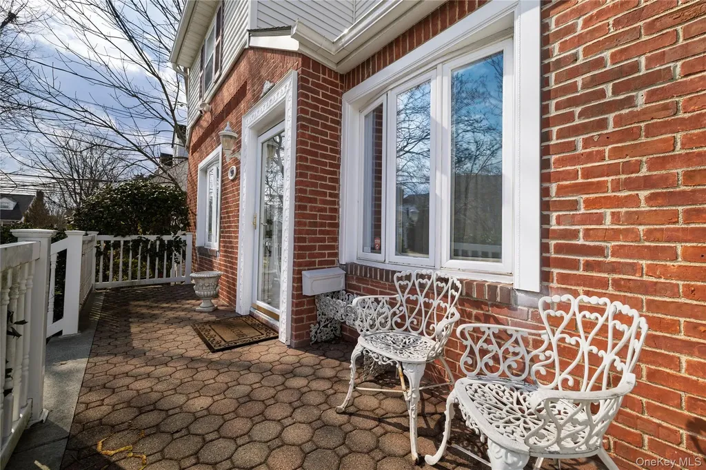 93 Kenneth Place New Hyde Park NY 11040