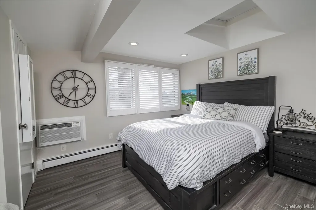 93 Kenneth Place New Hyde Park NY 11040