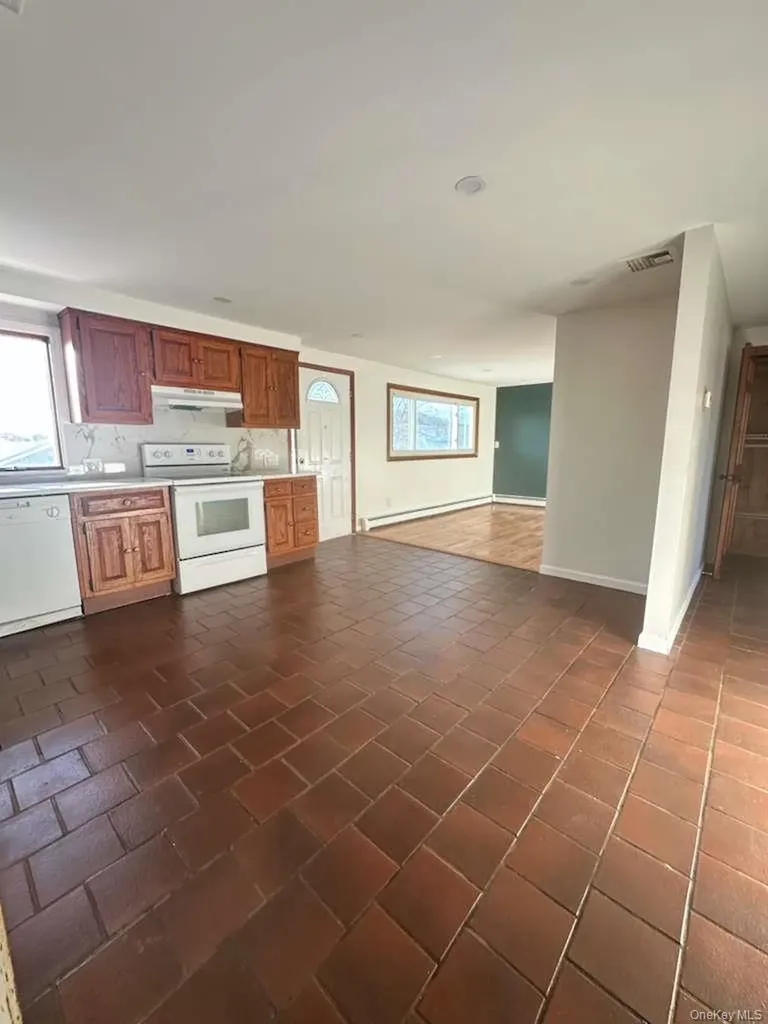 81 10th Avenue West Babylon NY 11704