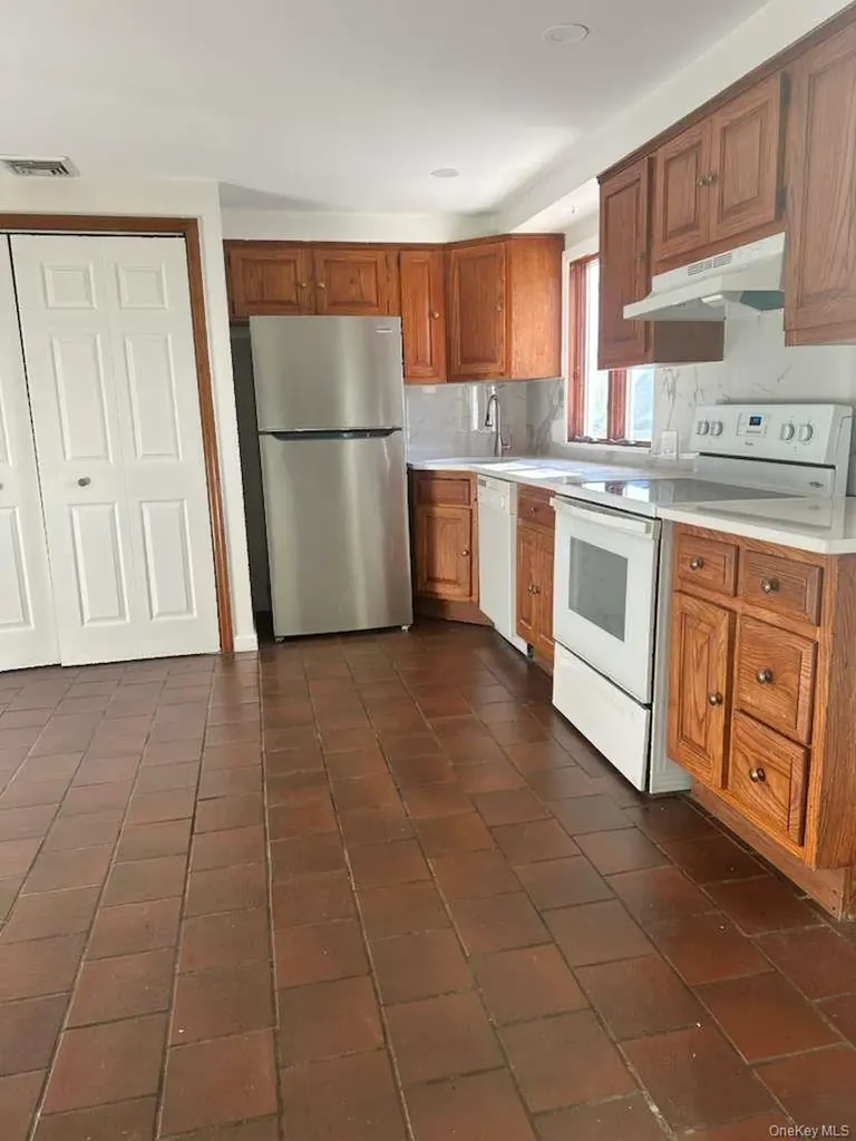 81 10th Avenue West Babylon NY 11704
