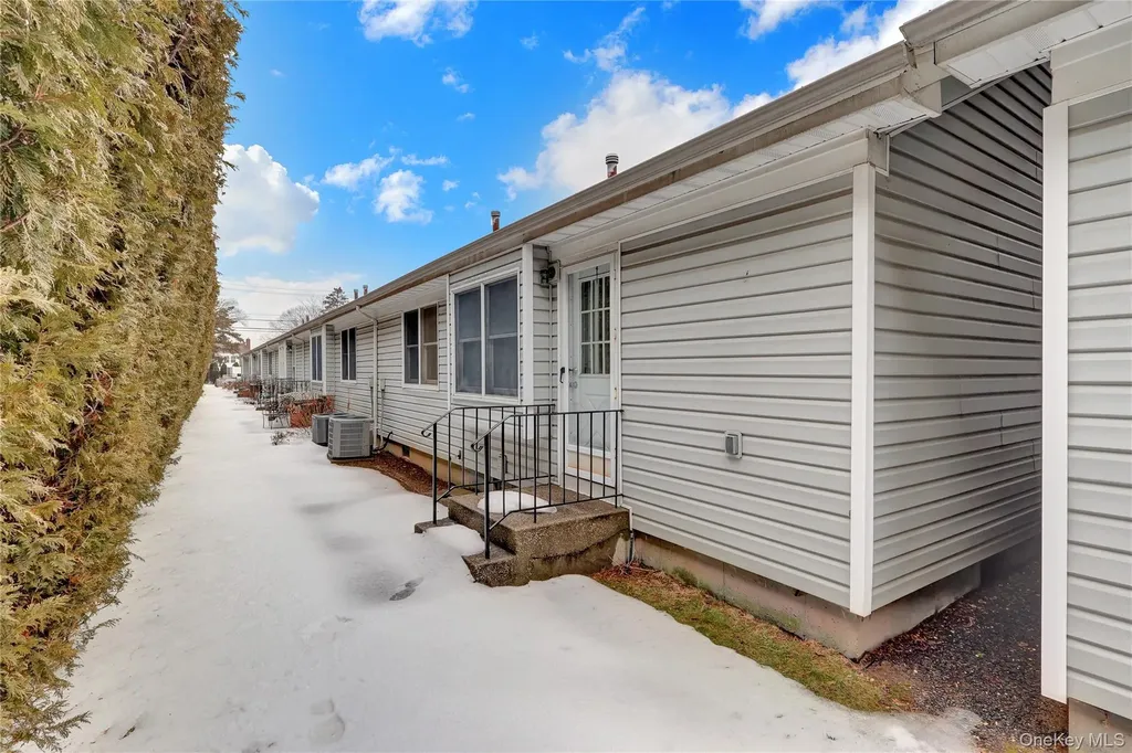 11 Primrose Lane North Babylon NY 11703