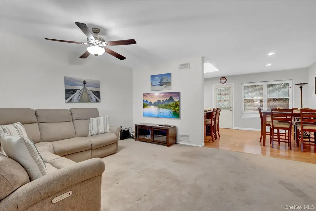 11 Primrose Lane North Babylon NY 11703