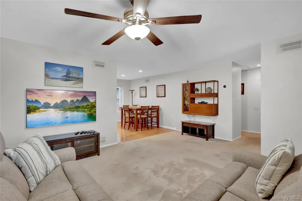 11 Primrose Lane North Babylon NY 11703