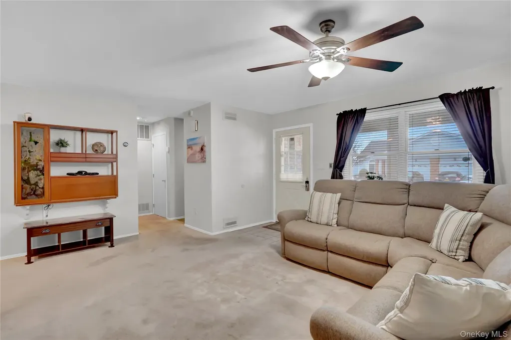 11 Primrose Lane North Babylon NY 11703