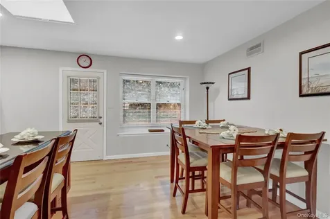 11 Primrose Lane North Babylon NY 11703