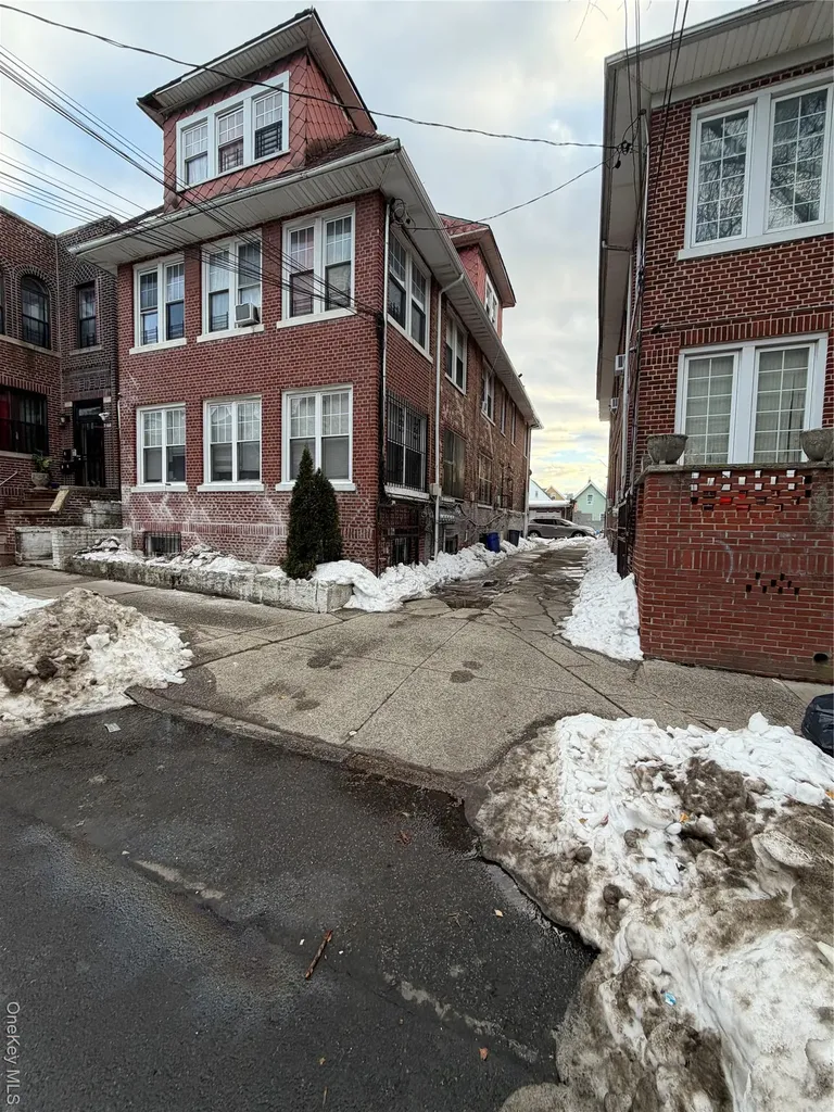 738 E 219th Street Bronx NY 10467