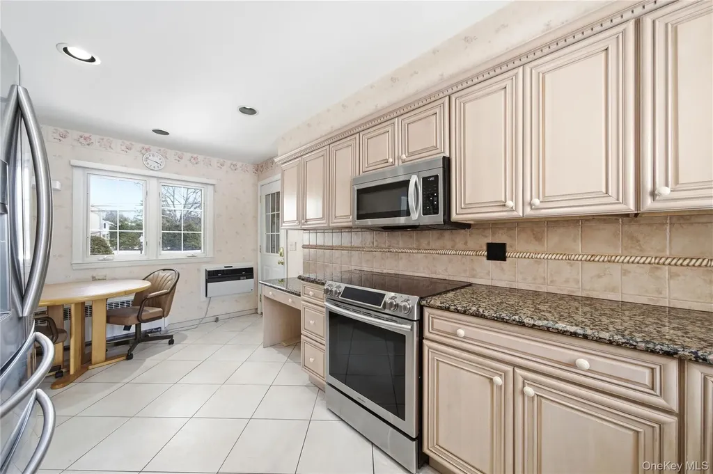 38 Bradish Lane Bay Shore NY 11706