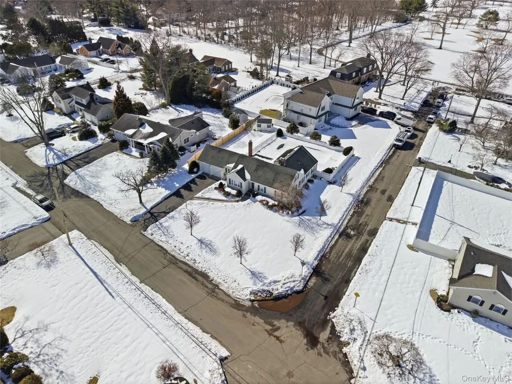 38 Bradish Lane Bay Shore NY 11706