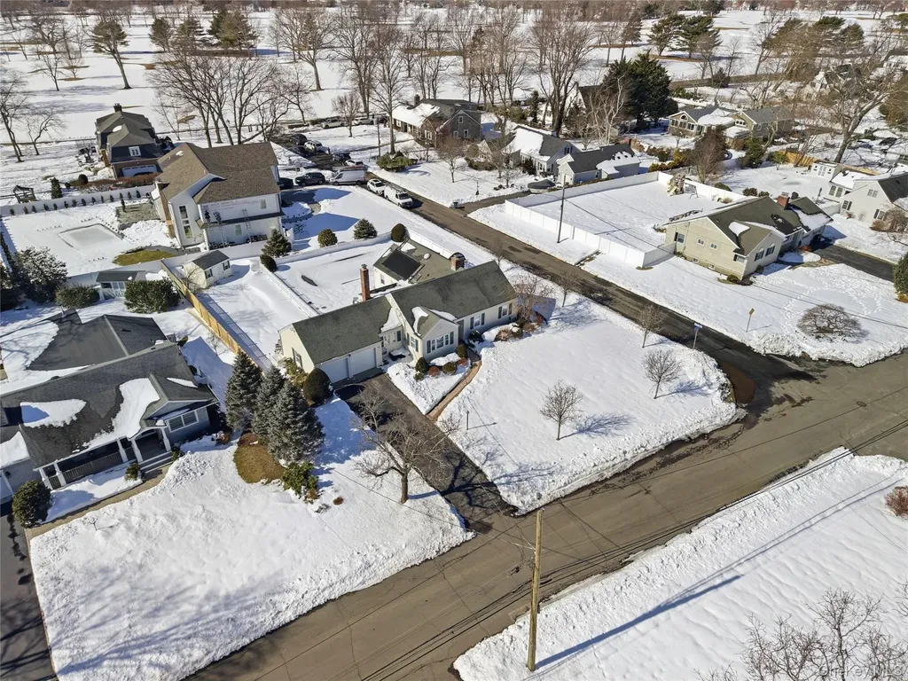 38 Bradish Lane Bay Shore NY 11706